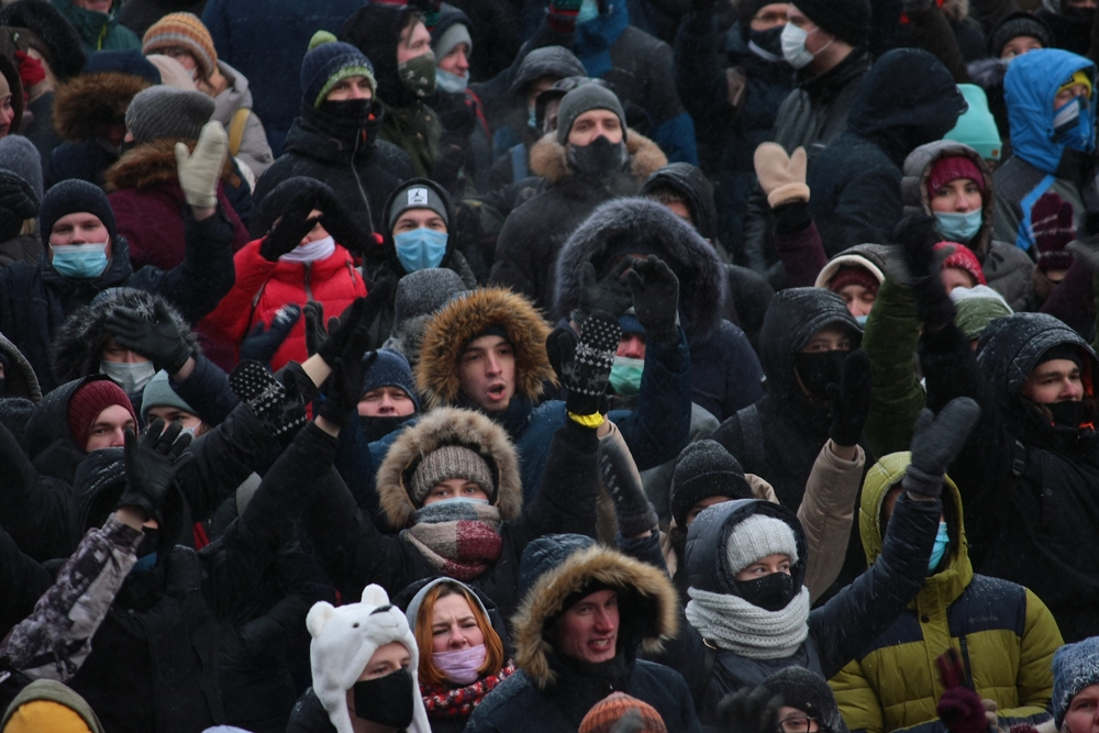 Более 300 подростков были задержаны на субботних митингах