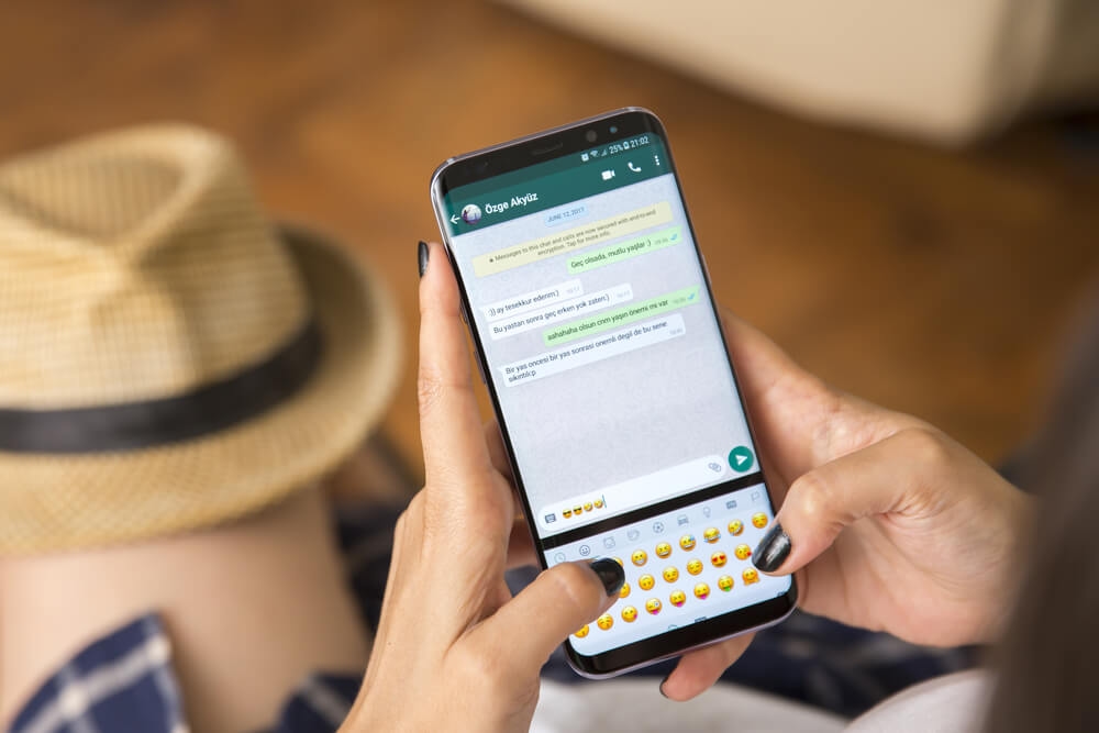 Новые правила, блокировки и мошенники. Что происходит с WhatsApp?