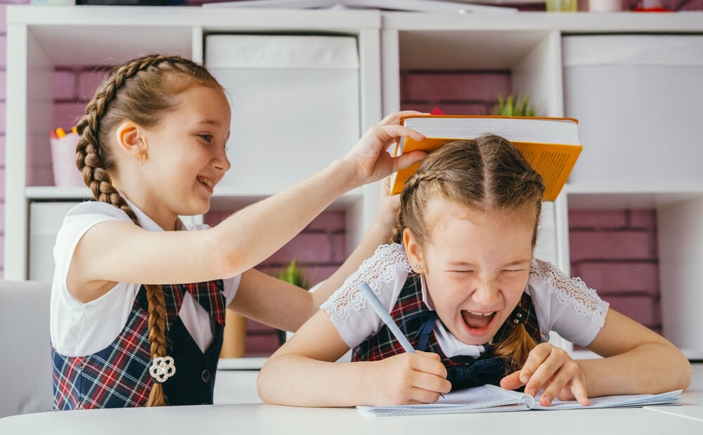 Ребёнок плохо ведёт себя в школе: почему и что делать?